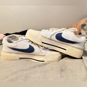 Women’s Size 9 Nike Court Legacy Lift
